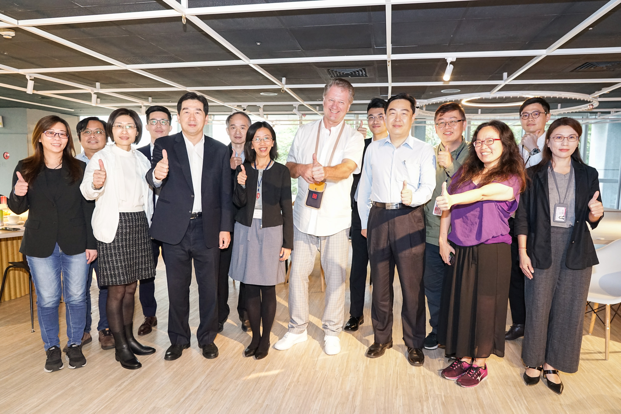 立陶宛維爾紐斯市議員Saulius Čaplinskas教授（右7）拜會新北市，與本府教育局、警察局、衛生局與秘書處同仁進行大合照。.jpg