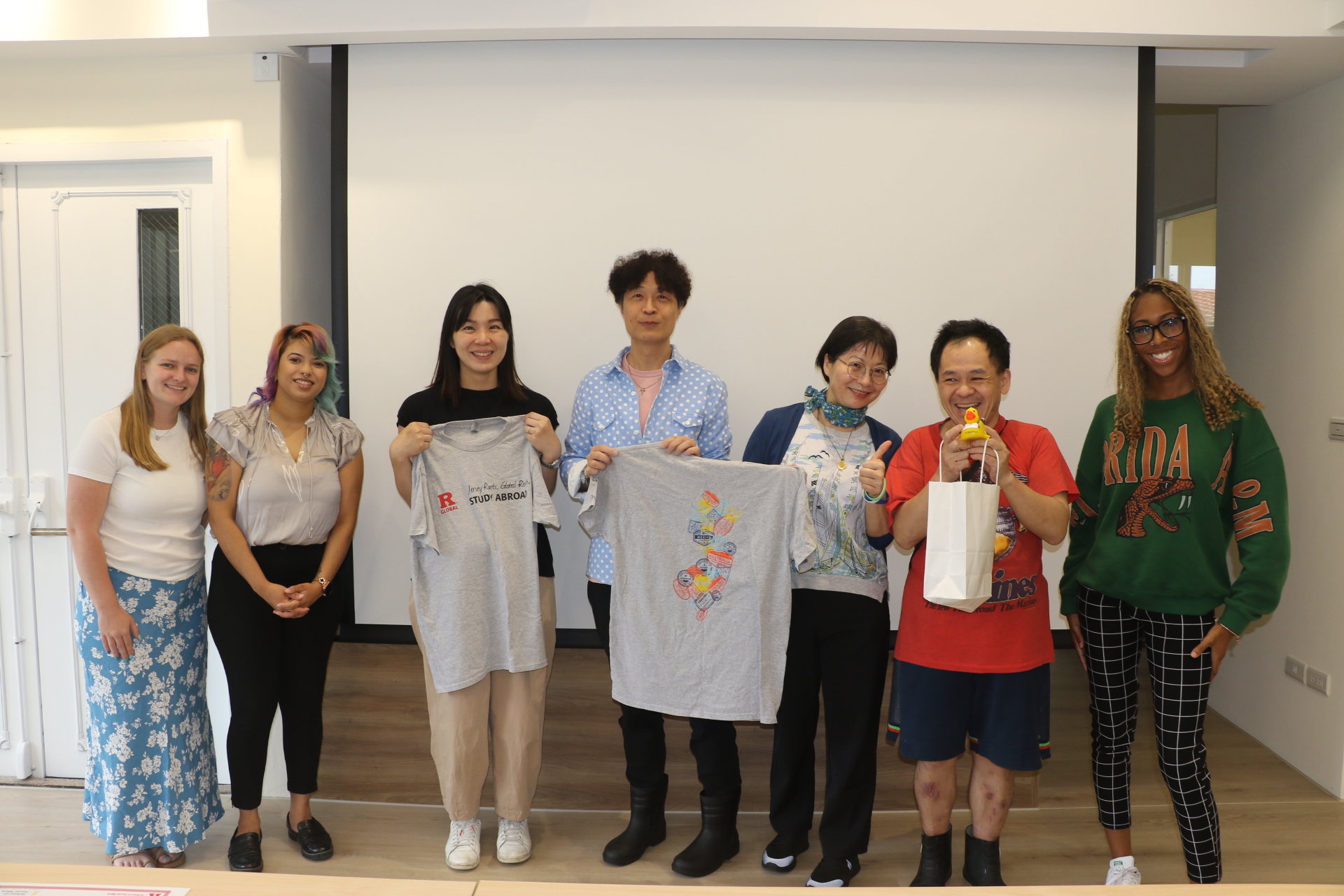 美國Rutgers大學學生代表致贈該校的紀念T恤給河岸會所的會員紀念