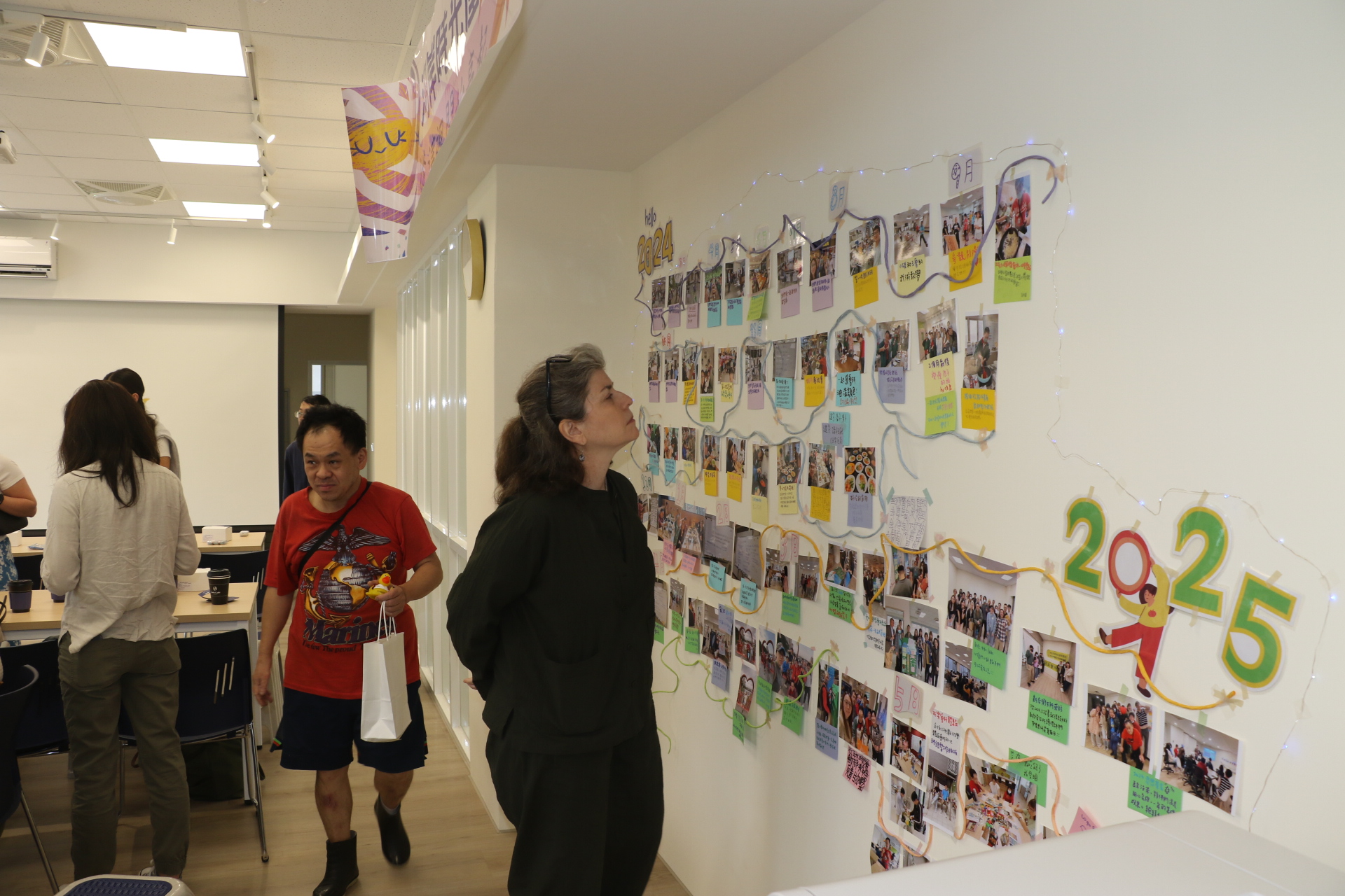 美國Rutgers大學學生對會所的運作和活動照片仔細觀看