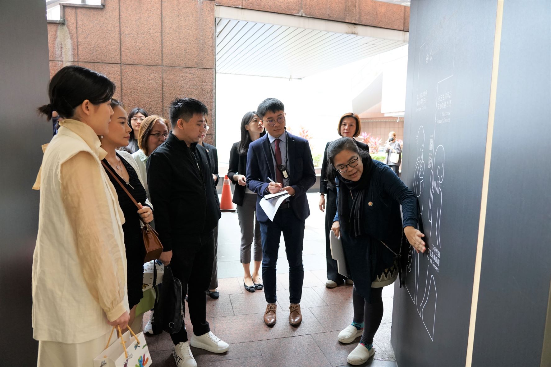 菲律賓卡巴洛甘市市長Dexter M. Uy、市議員Stephany Uy Tan參訪性平廁所。.JPG