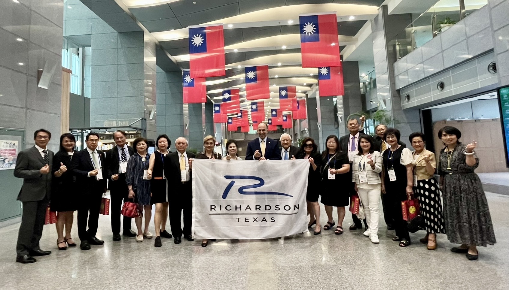 The visiting delegation poses for a commemorative photo in the first-floor lobby of City Hall.