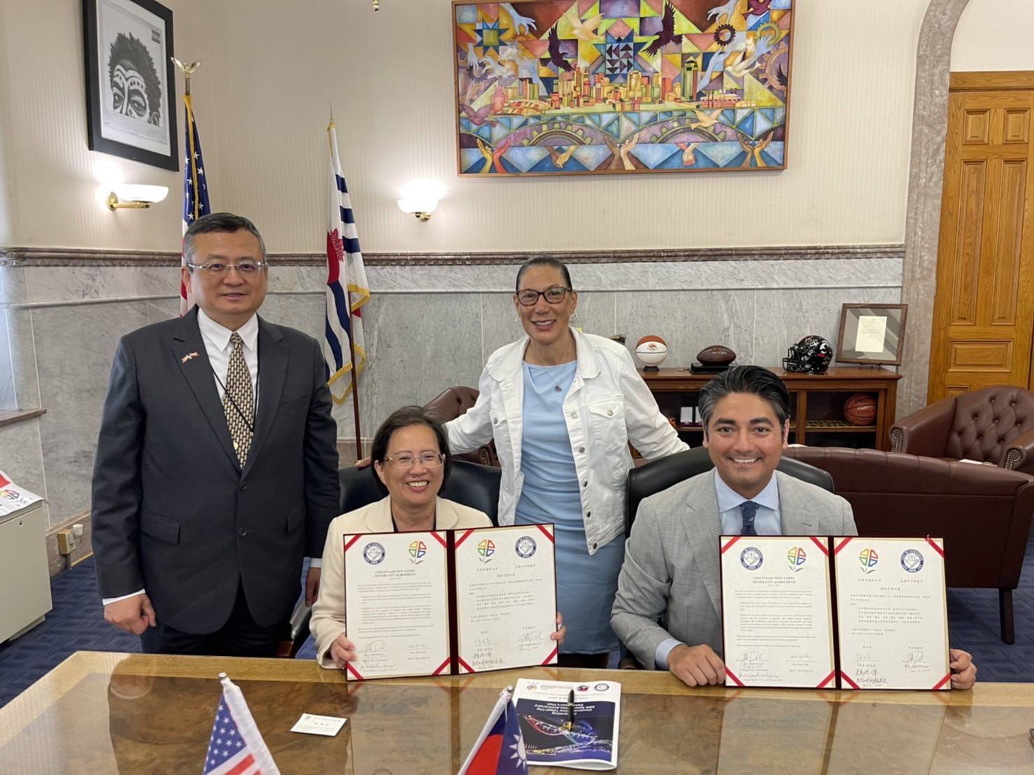 Cincinnati Mayor Aftab Pureval (right) and Dr. Wang Lu-lin, Supervisor of the New Taipei City Department of Education (second from left), hold the sister city agreement. In the background, from left: Director-general Lei Yen-feng of the Taipei Economic and Cultural Office in Chicago, and Vice Mayor of Cincinnati, Jan-Michele Kearney.