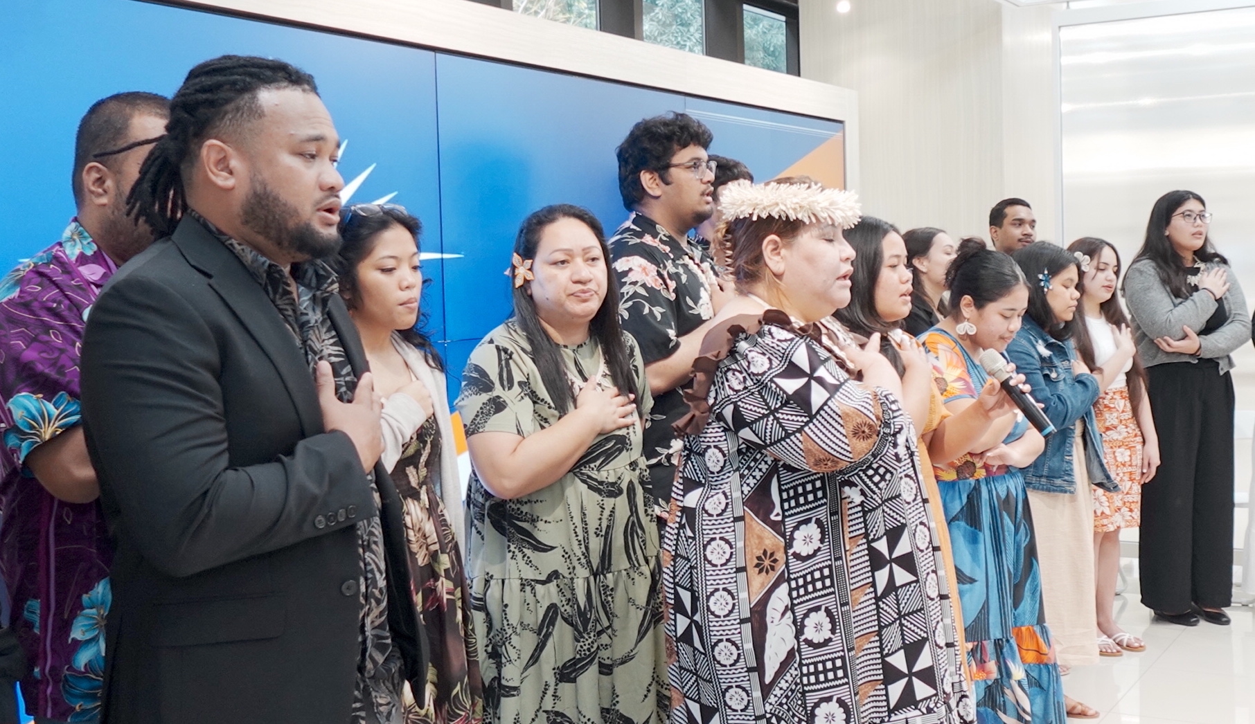 馬紹爾群島共和國駐台大使卡蒂爾帶領與會貴賓合唱該國國歌