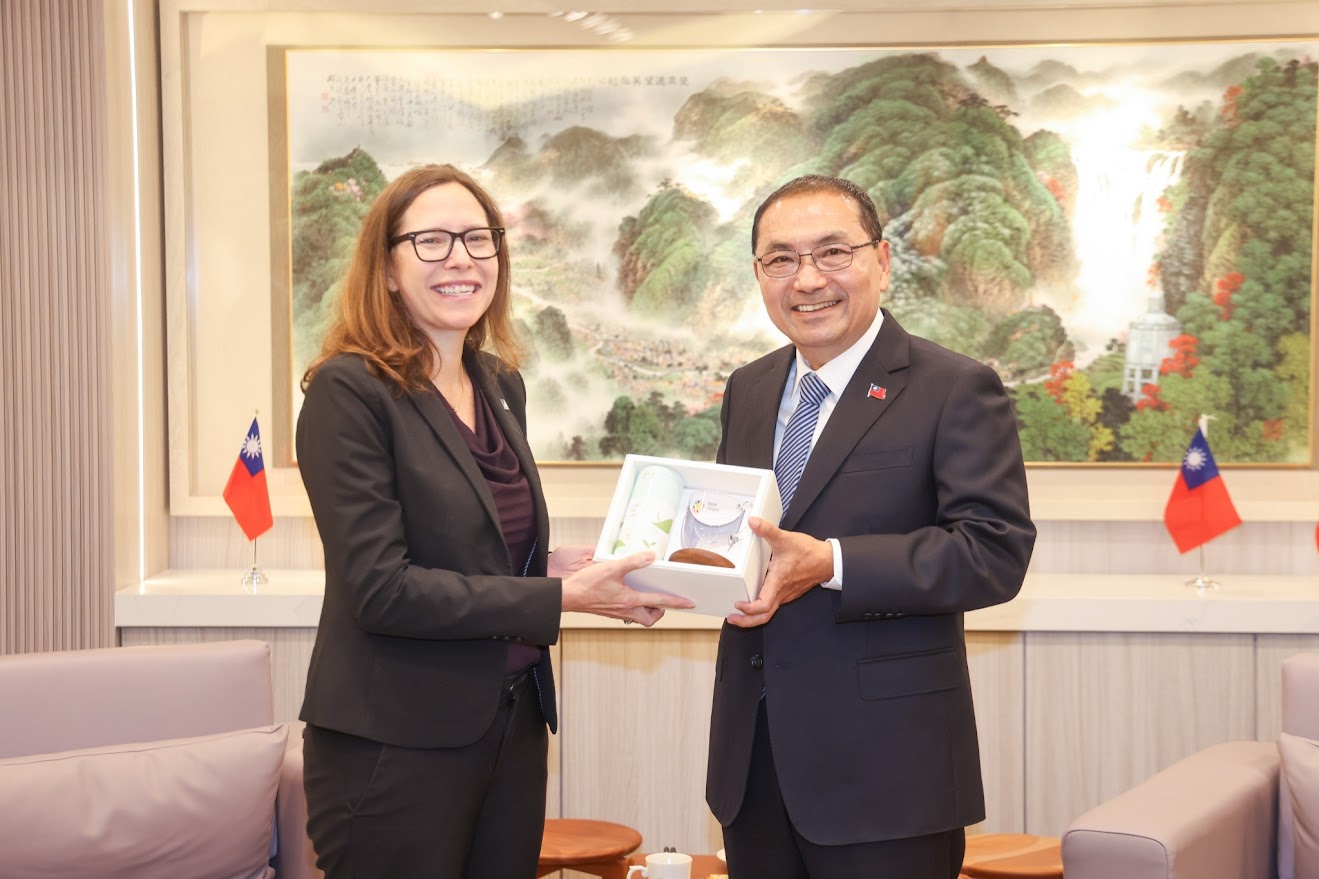 (左)美國在台協會(AIT)主席羅森伯格(Laura Rosenberger),(右)新北市長侯友宜.