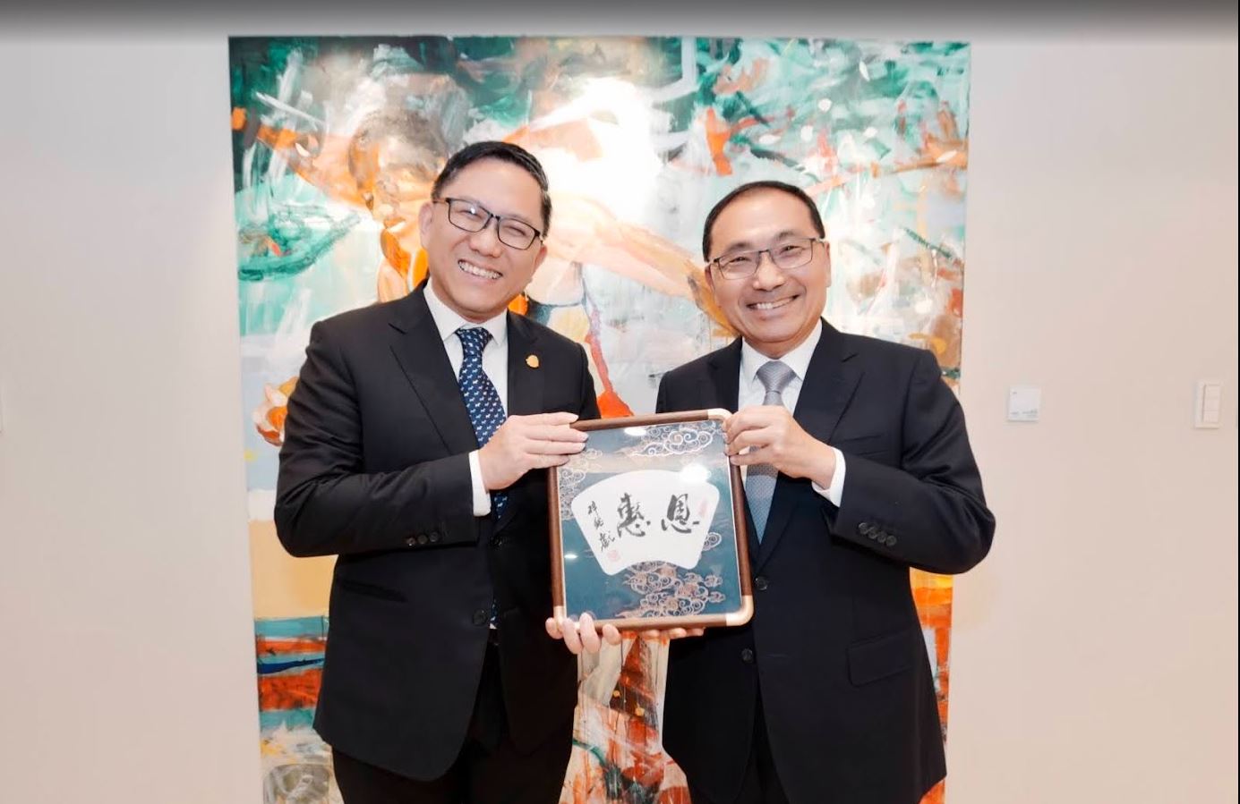 Mayor Hou with a calligraphy handwritten and gifted by Mayor Yam (left) from several years ago, showcasing the close ties between the two mayors.