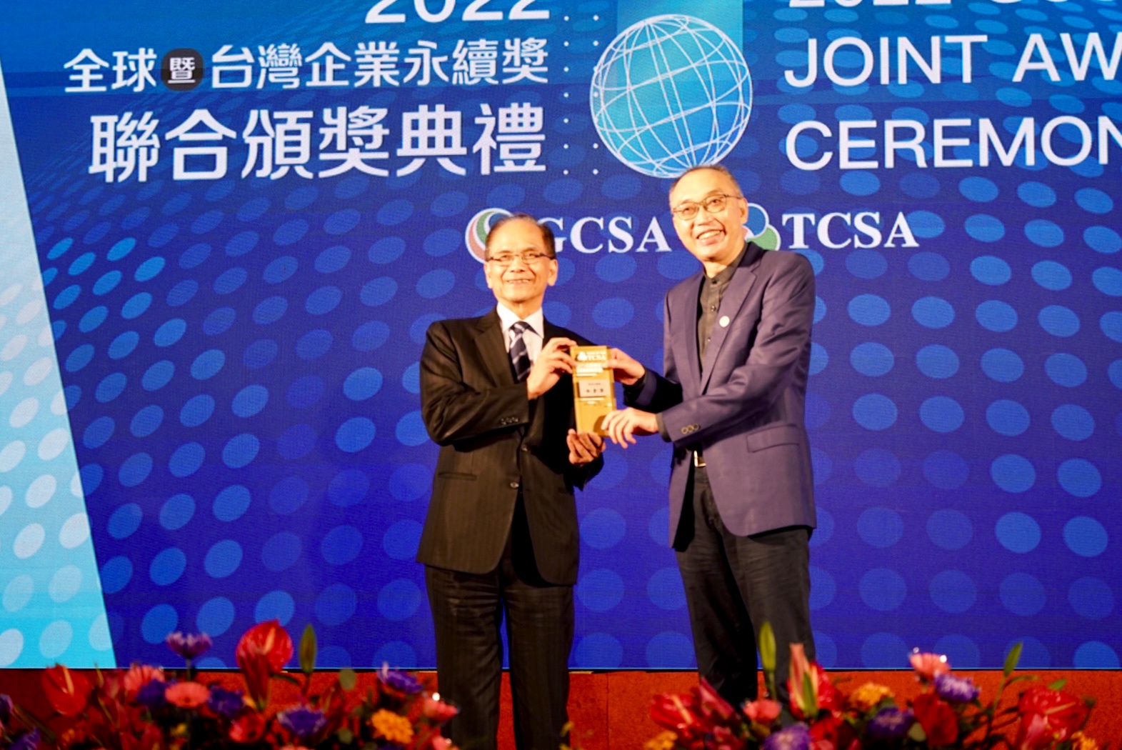新北市VLR榮獲2022 TCSA台灣企業永續獎白金獎(左：立法院游錫院長、右：新北市謝政達副市長)