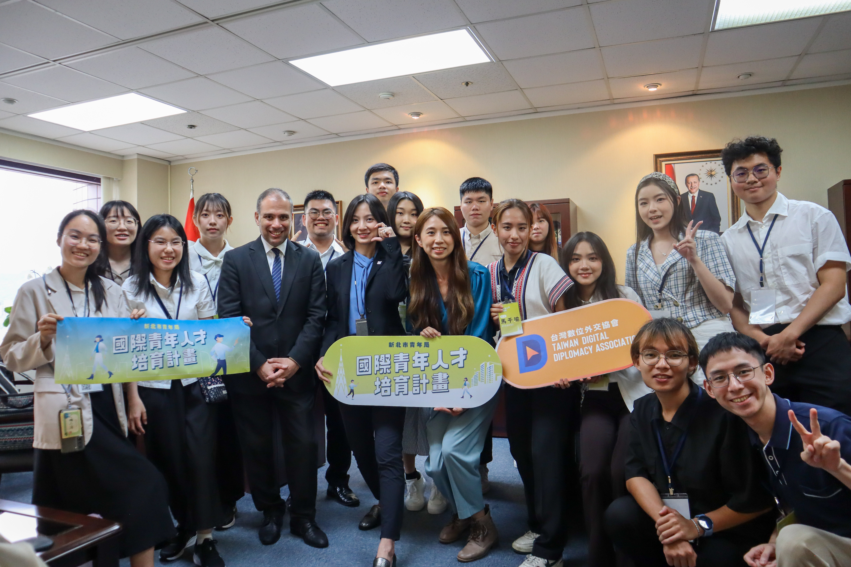 學員參訪駐台北土耳其貿易辦事處並與副代表艾康（Erkan+YILMAZ）交流國際禮儀。