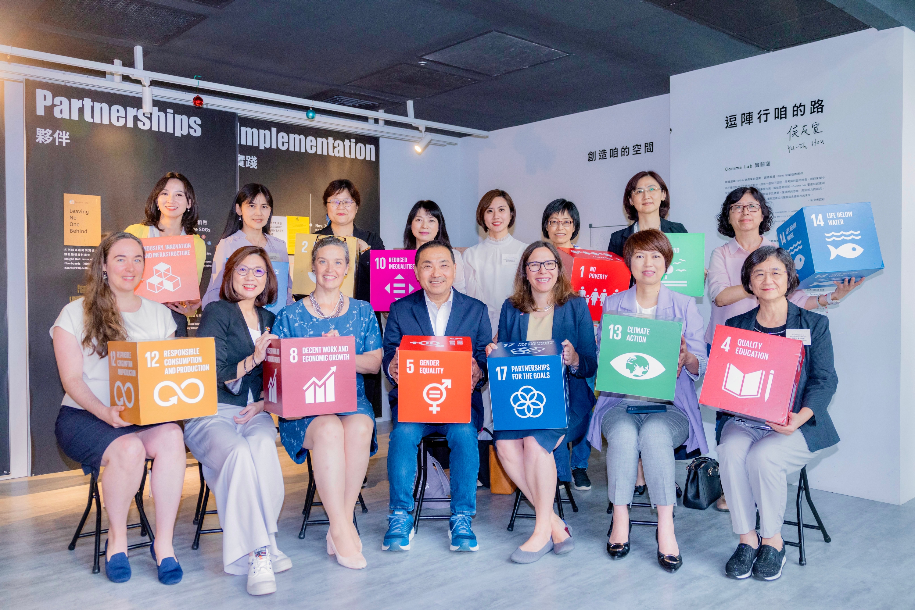 6月7日美國在臺協會(AIT)理事會主席羅森柏格(Laura Rosenberger)前往新北市政府與侯友宜碰面,侯友宜親自帶著與全員女性首長共同接待。