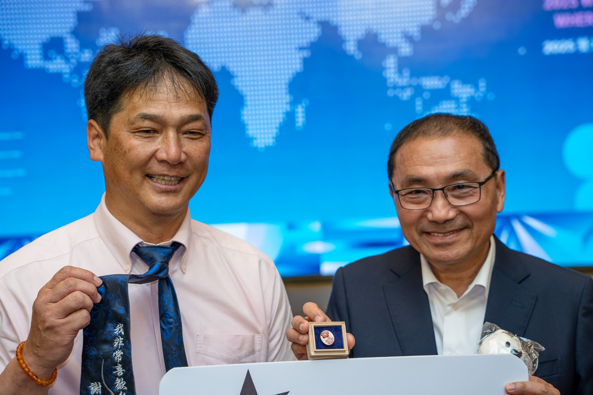 Naoki Inoue, city councilor of Wakayama, Japan, attends the mayor’s welcome reception and poses for a photo with Mayor Hou.