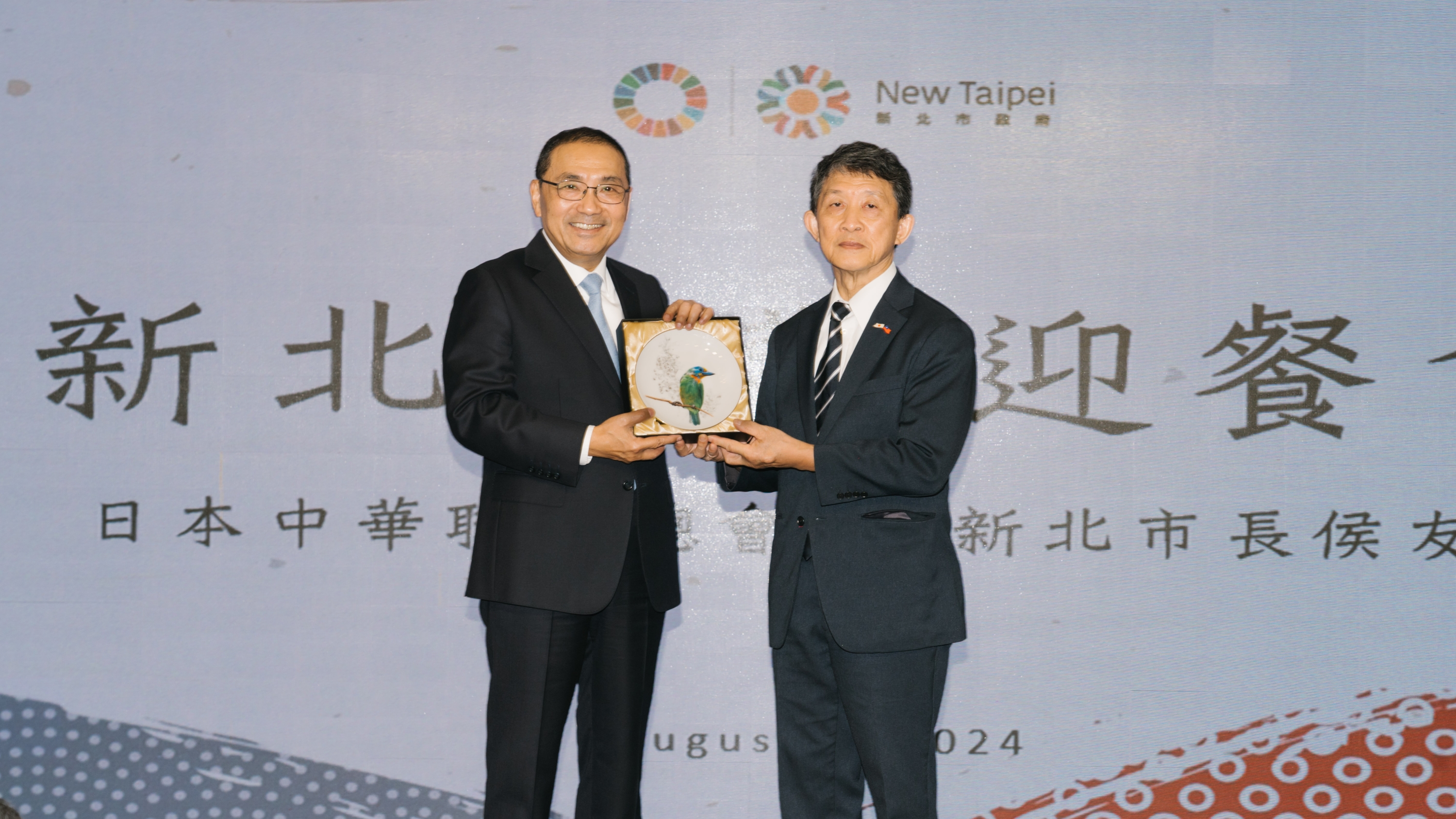 Mayor Hou Yu-ih presents a ceramic plate featuring a Taiwanese barbet to President Luo Hung-chien, symbolizing auspicious and friendly relations. New Taipei City has established sister and friendship city relationships with seven Japanese cities, four of which were signed during Mayor Hou's tenure.