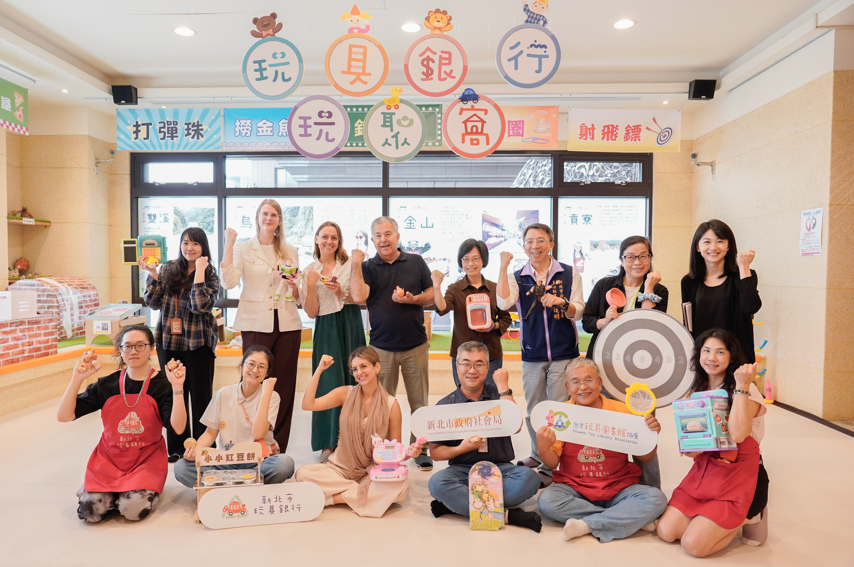 IURC代表團與市府及玩具銀行人員大合照