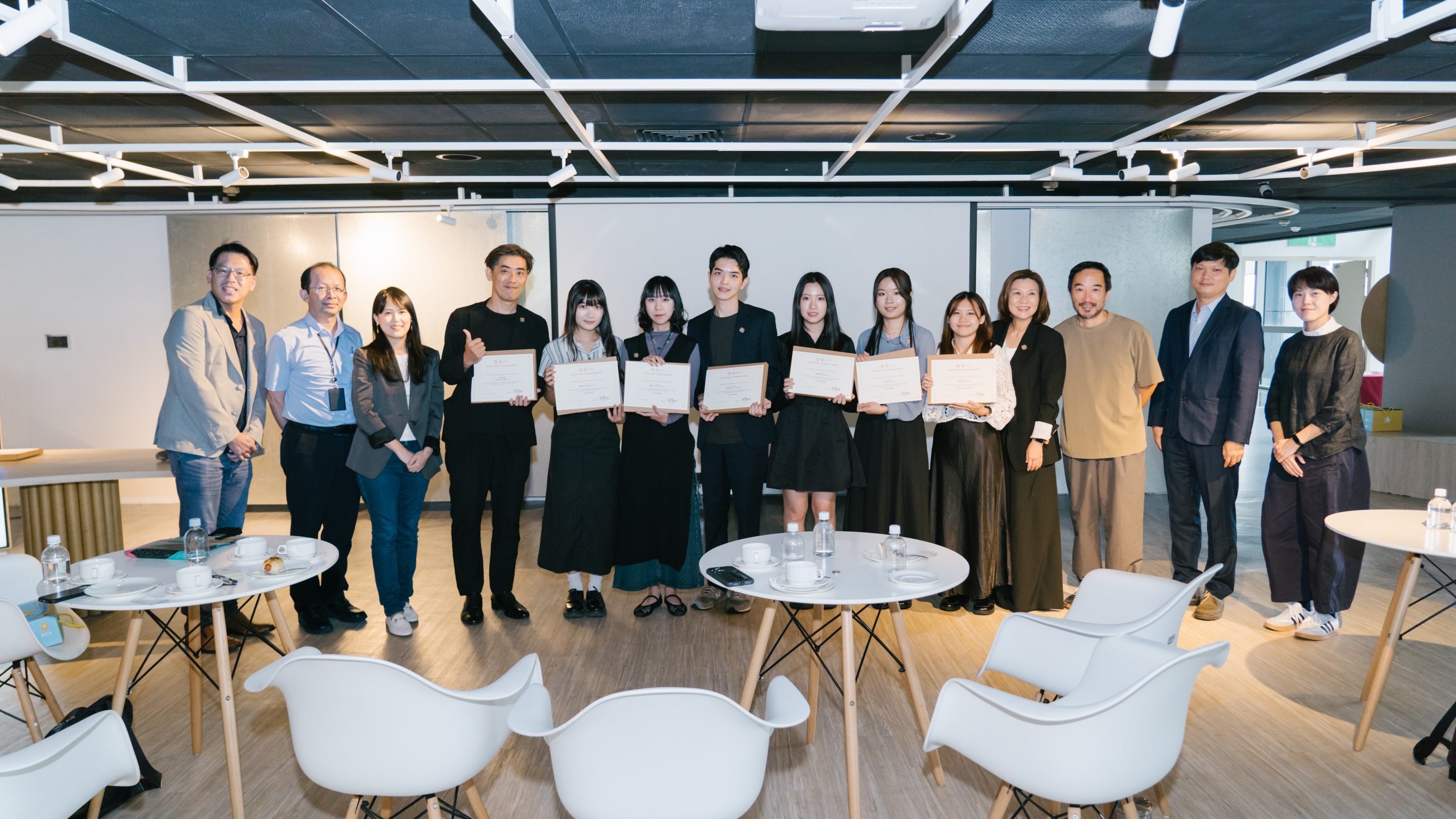 4.	Designer Chan Ming-ni (third from left) invites Secretariat Director-general Yao Ching-yu to present awards to NTNU students who submitted proposals for the second administrative center, encouraging young designers in sustainable design