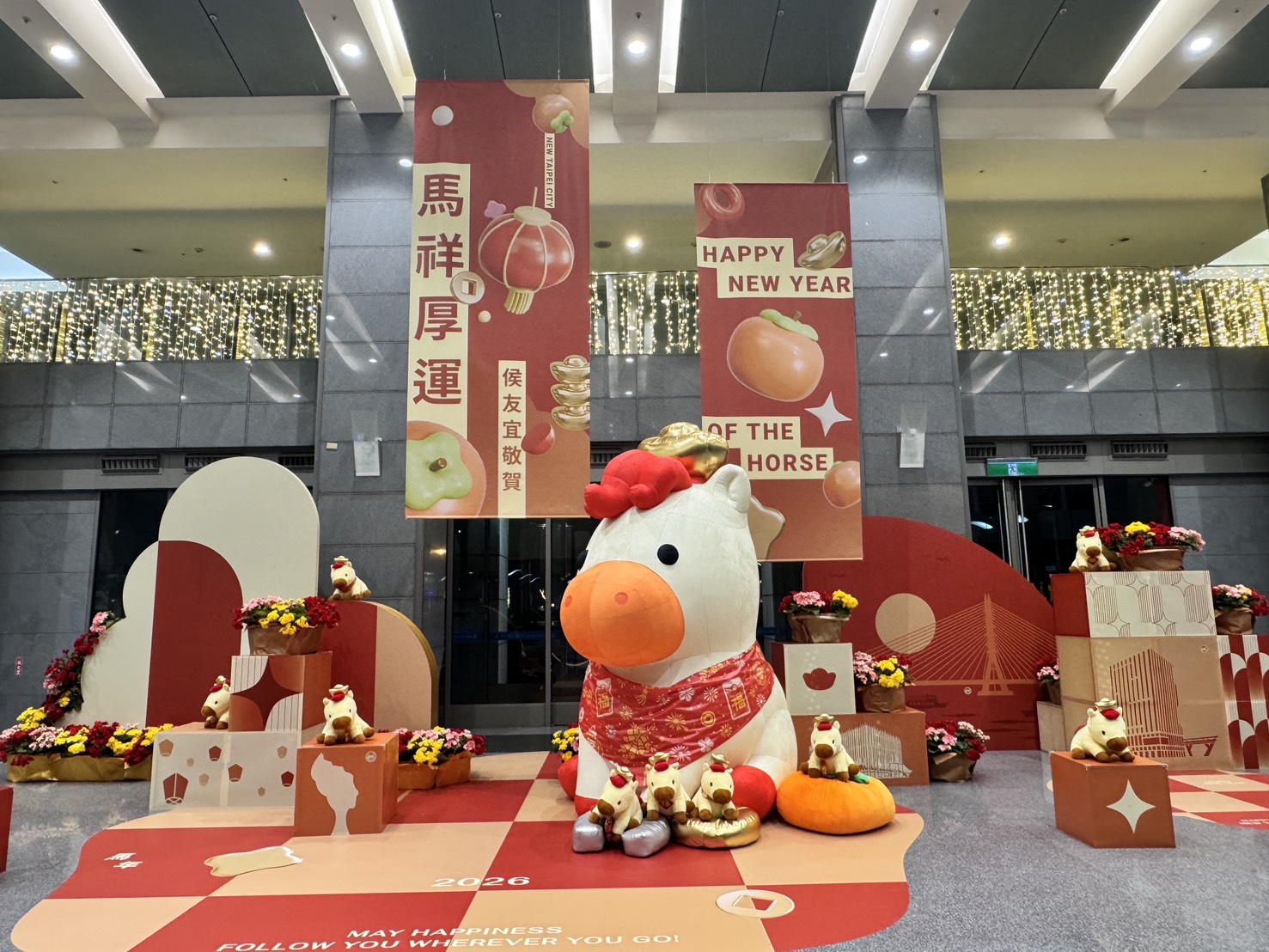新北市府春節期間在大廳打造馬年主題布置,向市民送上新年祝福。