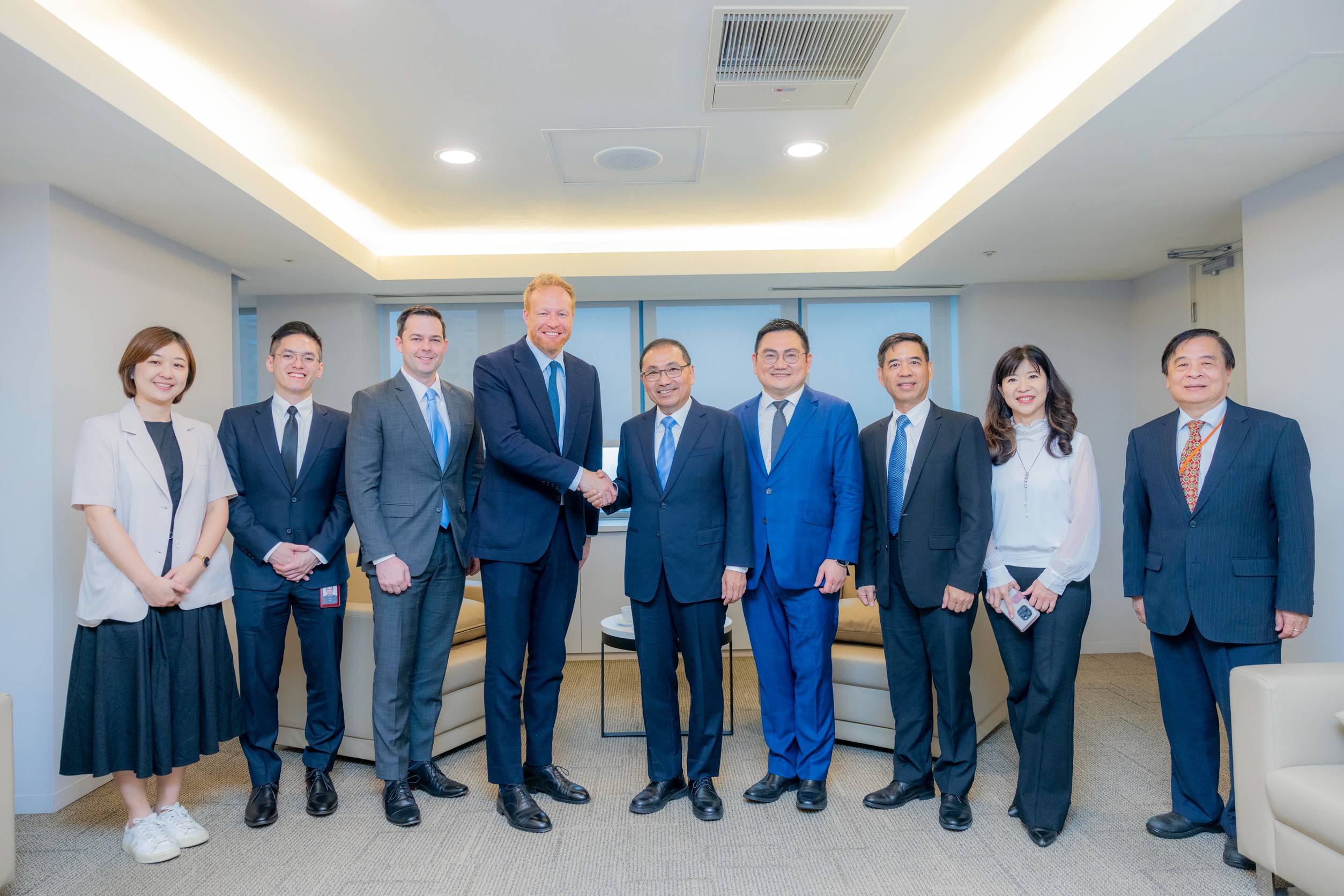 Uber Vice President of Global Public Policy Andrew Byrne (fourth left) leads a delegation to the New Taipei City Government