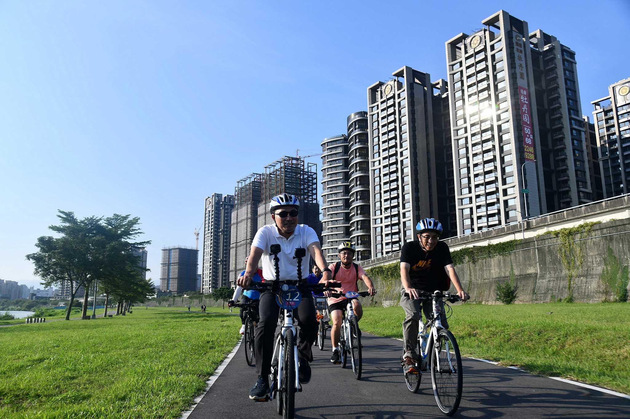 侯友宜鼓勵市民使用綠色通勤交通的親身體驗自行車道